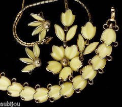 Vintage Trifari Yellow Poured Glass Floral Parure Necklace Bracelet Set Earrings 1950's