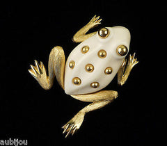 Vintage Crown Trifari Figural Light Cream Lucite Frog Toad Brooch Pin Amphibian